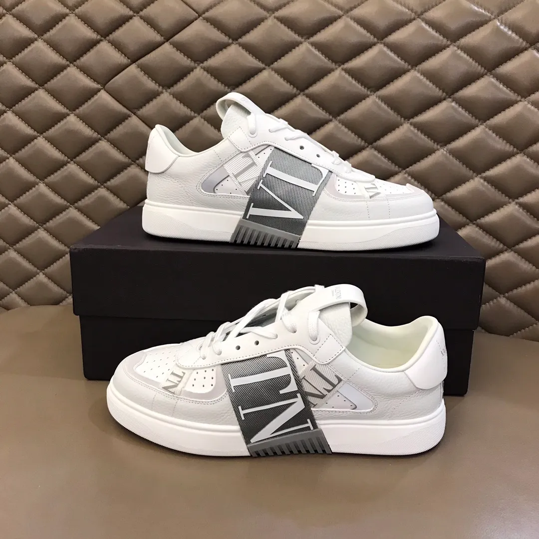 p440 "Valentin*" new spring and summer calfskin lace-up sneakers. No man should be able to refuse these shoes. The classic color scheme is so handsome! Purchase a high-precision replica of the original version to instantly sell off the market currency! 6 VLTN logo rubber effect straps - Valentino Garavani Logo printed on the back and tongue, all materials are customized to ensure quality! Size: 38-44